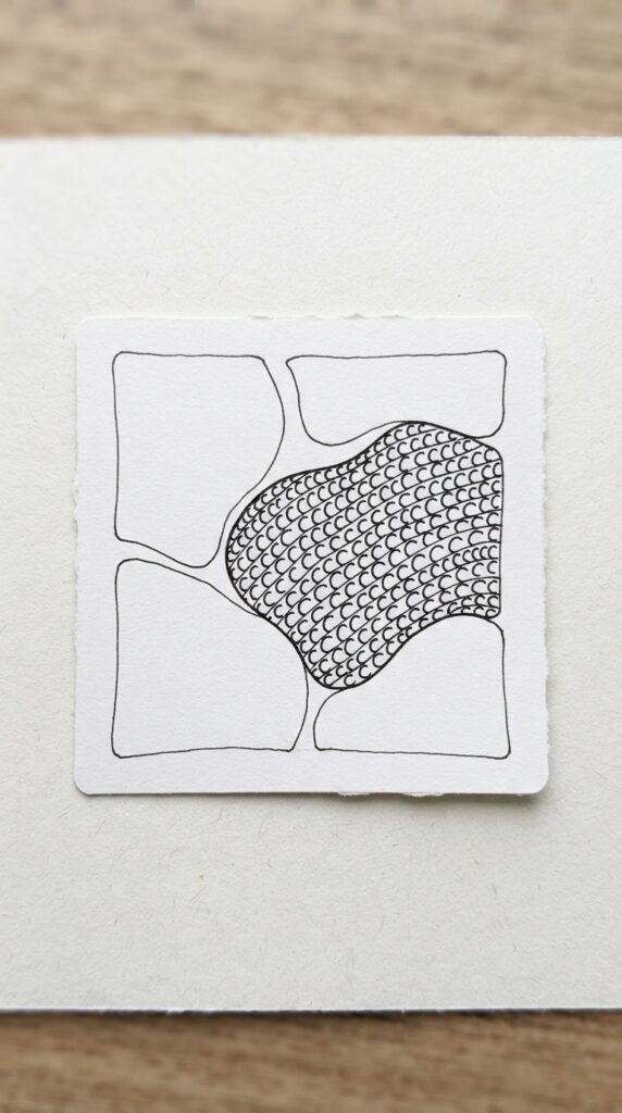 Simple repeating curved line Zentangle pattern